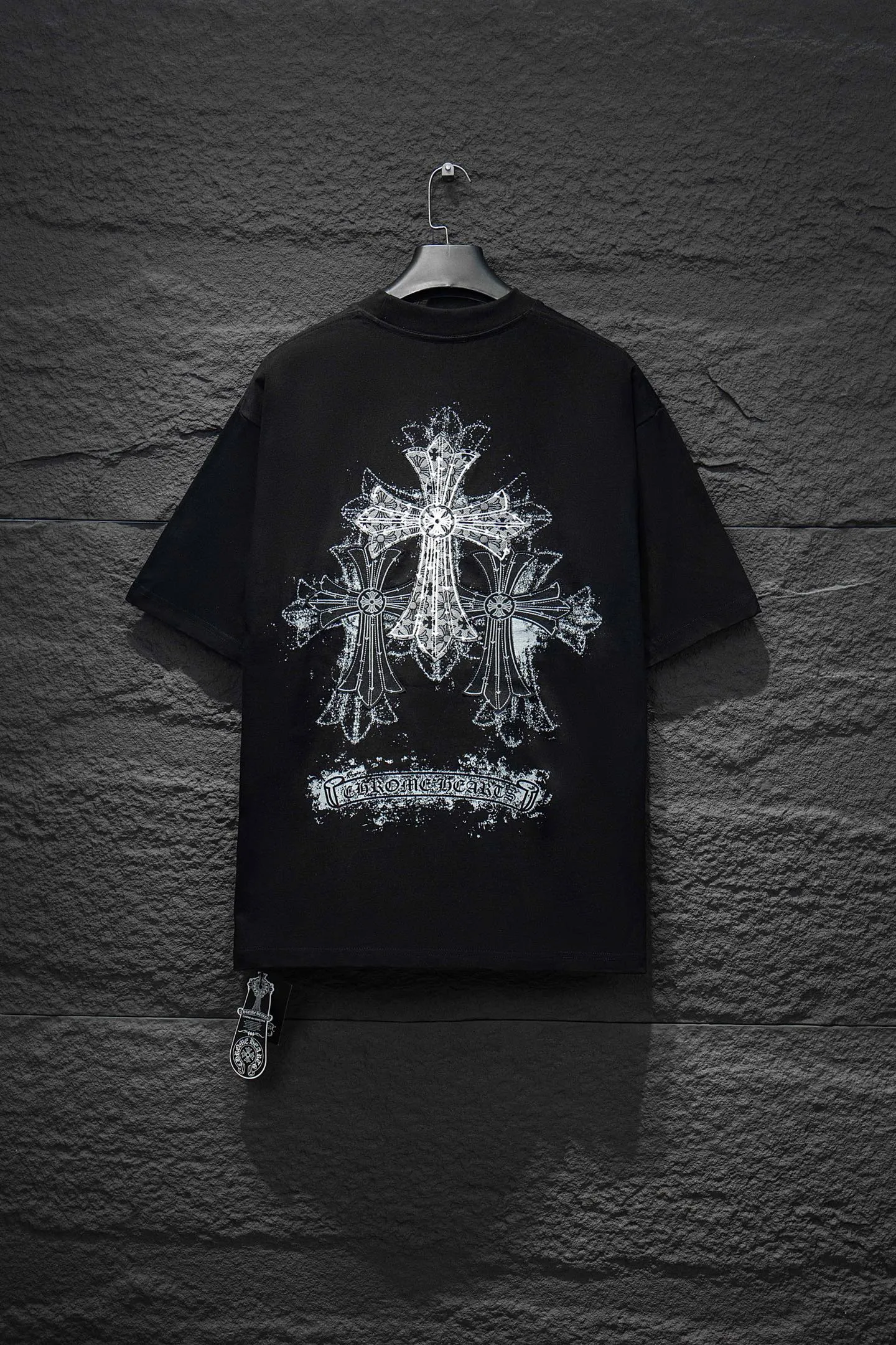 P180 🆕Chrome hearts 25ss os version is really charming and Chrome hearts are really unique. Each season's new version is made to the extreme. It is very practical and can be worn casually. Nice✔️ - ⚠️100% cotton. It is made of 32-count double yarn, 260-gram weight fabric and imported knitted needle carded cotton. It has moderate thickness, drape and contour, and the upper body is comfortable! ! It is very tolerant to fat body types and can instantly lose five pounds after wearing it!  The front and rear panels are hand-printed on the silk screen platen, and the 3D full-color scan pattern is used as film to ensure that the printing pattern is restored to the highest degree, and the printing is made to have a cracking effect and is reinforced and not easy to fall off. The upper and lower LOGO printing has a strong touch texture. The printing material uses environmentally friendly active water slurry and anti-sublimation liquid for the base. The garments can withstand washing without stripping. The addition of handmade elements to the body of the garment greatly increases the interest of the garment and creates a unique visual effect. After special treatment, a unique effect is formed. An irregular hem is added to the version. This year's Kroxin is the main version. In the past two years, the oversize version has become the focus of the trend and has been a popular staple in the past two years. The change of designers has made this brand an instant hit. The progressive fashion of the times also needs the blood impact of fresh elements and trendy designs in order to continue its glory! It’s stylish both inside and outside, a must-have for high street travel! An absolute "eye-catching style" that can match couples 💏 Color: Black White Size: S M L XL